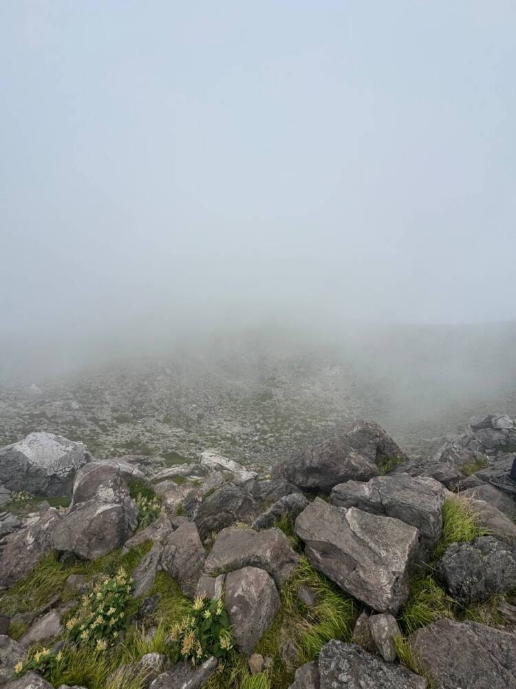 火山や美しい稜線、ロープウェイでお手軽登山もできる『茶臼岳』
