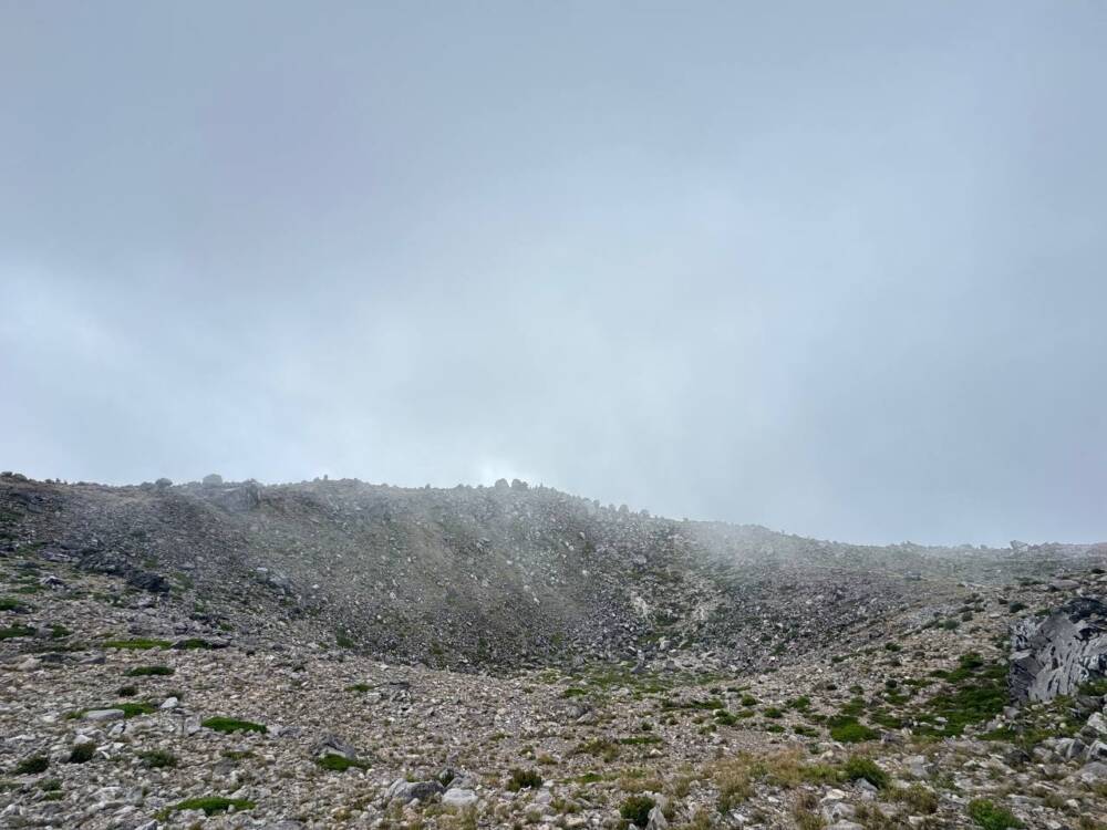 火山や美しい稜線、ロープウェイでお手軽登山もできる『茶臼岳』