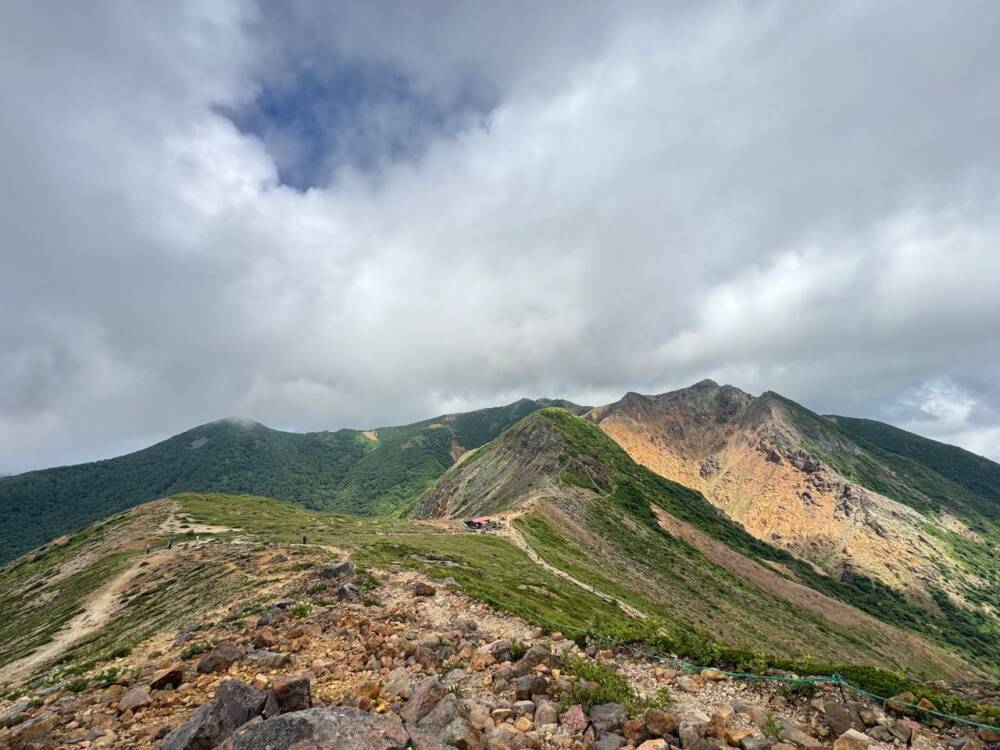 火山や美しい稜線、ロープウェイでお手軽登山もできる『茶臼岳』