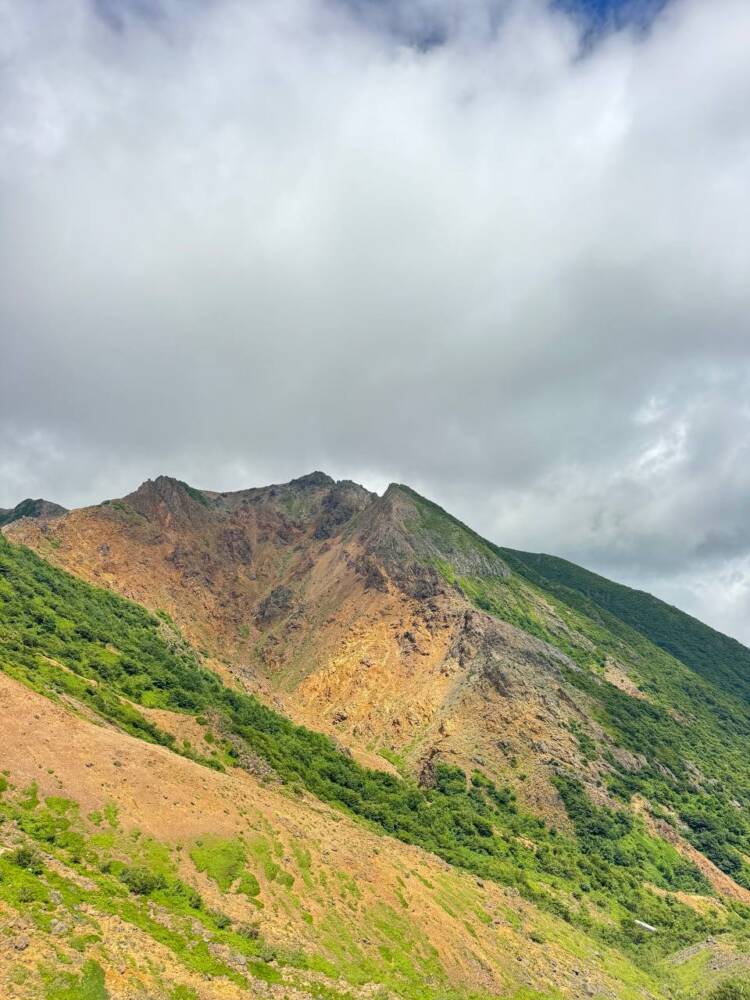 火山や美しい稜線、ロープウェイでお手軽登山もできる『茶臼岳』