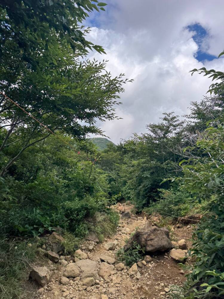 火山や美しい稜線、ロープウェイでお手軽登山もできる『茶臼岳』