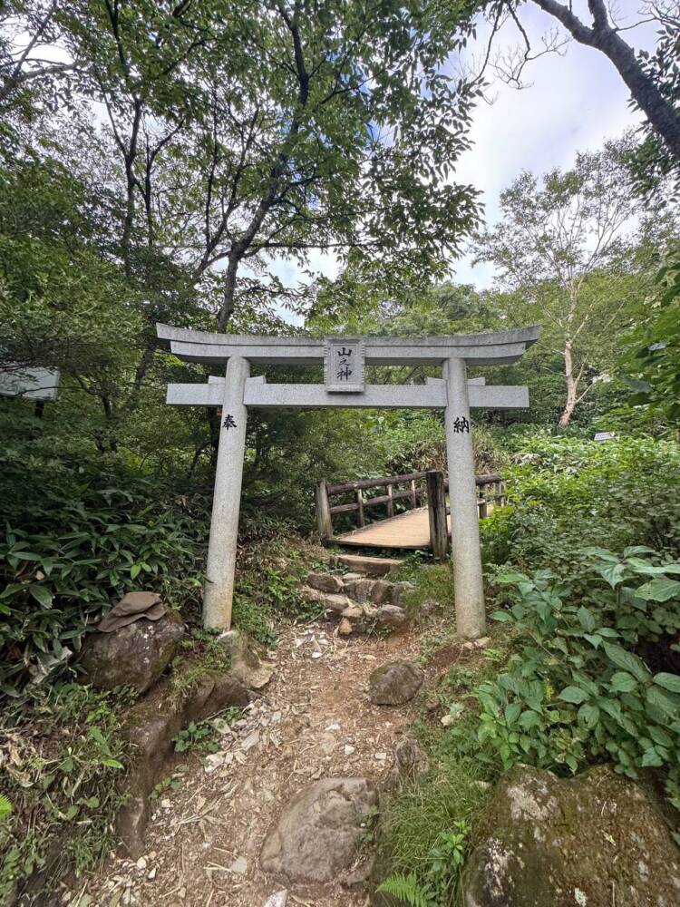 火山や美しい稜線、ロープウェイでお手軽登山もできる『茶臼岳』