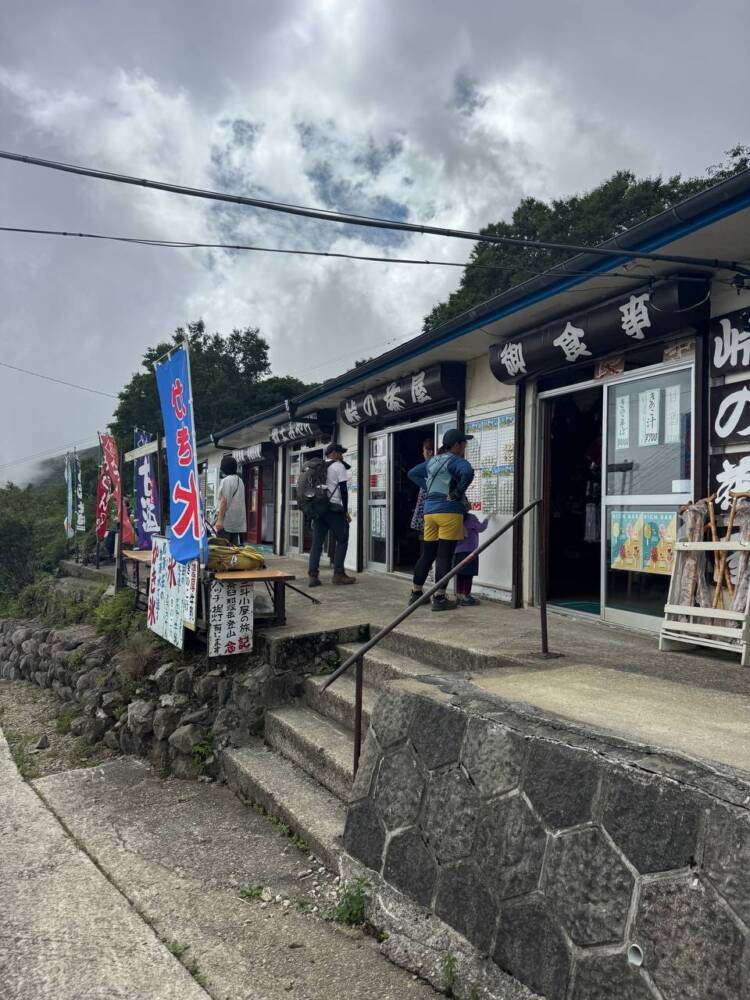 火山や美しい稜線、ロープウェイでお手軽登山もできる『茶臼岳』