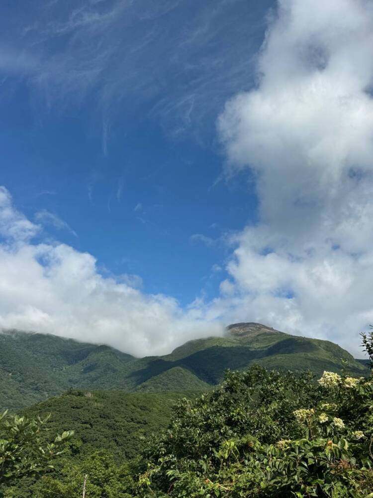 火山や美しい稜線、ロープウェイでお手軽登山もできる『茶臼岳』
