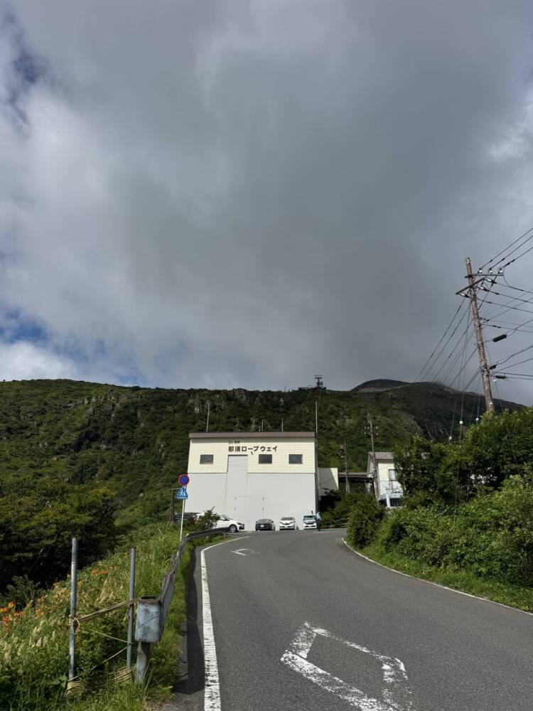 火山や美しい稜線、ロープウェイでお手軽登山もできる『茶臼岳』