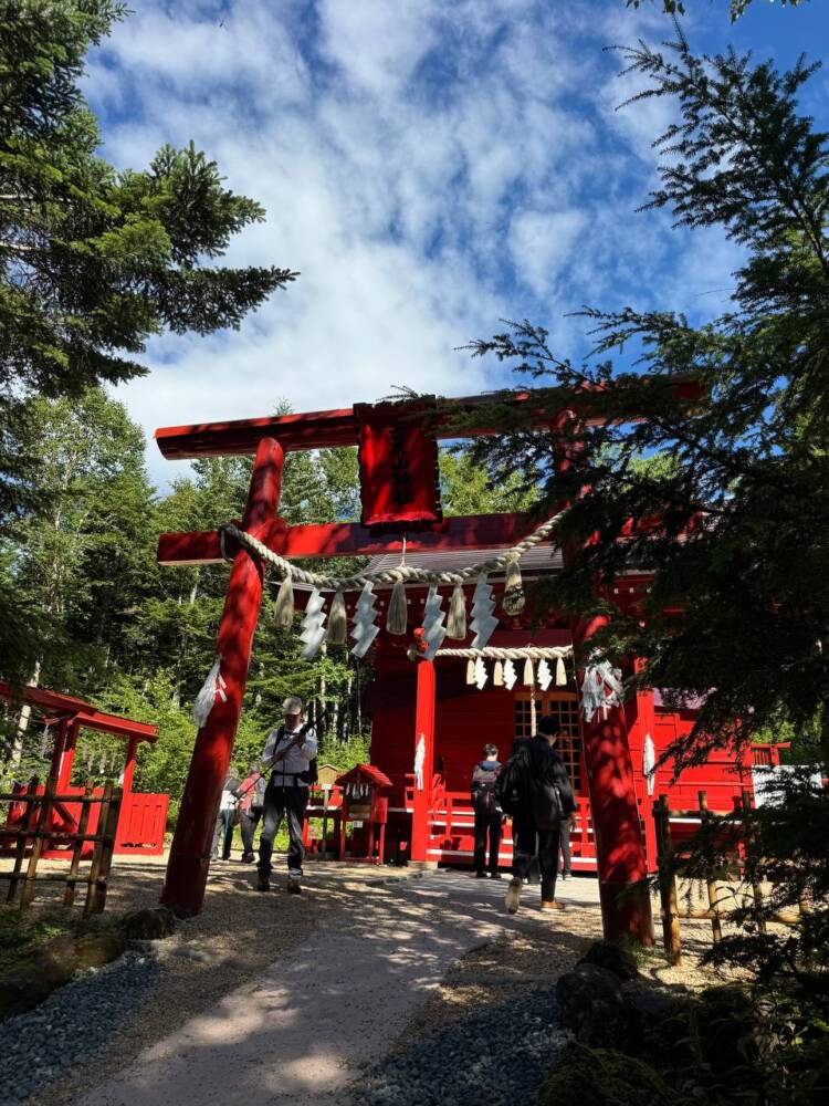 山頂からの眺めは360度絶景で山や湖沼の景色が広がる『日光白根山』