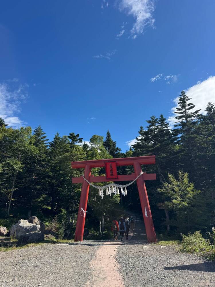 山頂からの眺めは360度絶景で山や湖沼の景色が広がる『日光白根山』