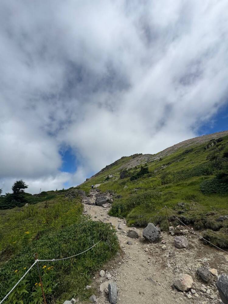 山頂からの眺めは360度絶景で山や湖沼の景色が広がる『日光白根山』