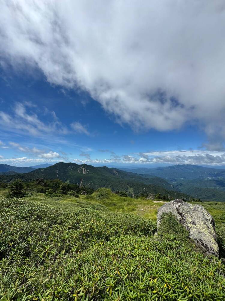 山頂からの眺めは360度絶景で山や湖沼の景色が広がる『日光白根山』