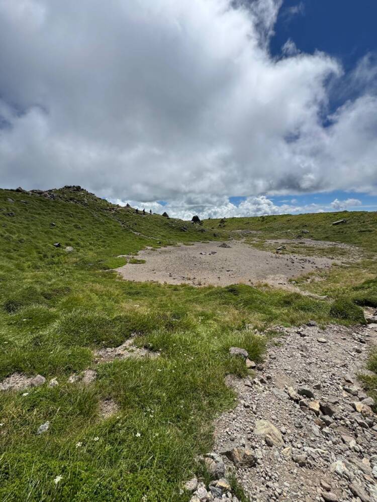 山頂からの眺めは360度絶景で山や湖沼の景色が広がる『日光白根山』