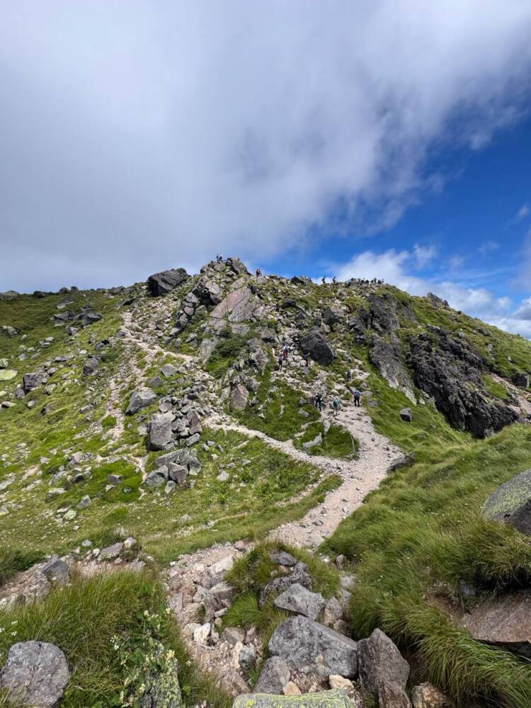 山頂からの眺めは360度絶景で山や湖沼の景色が広がる『日光白根山』