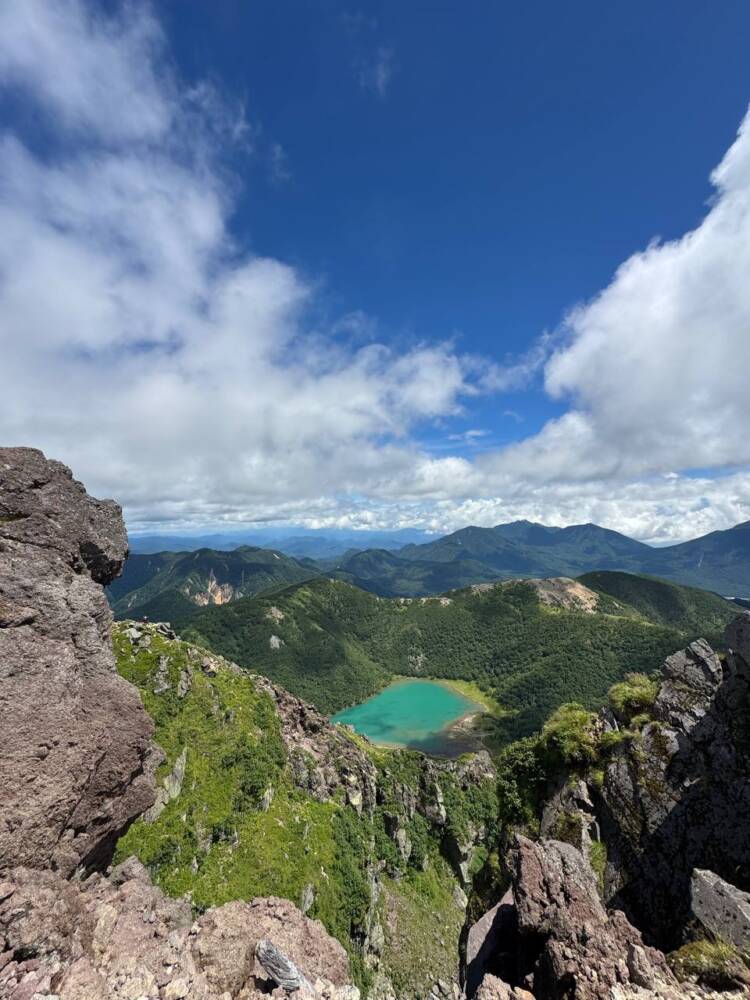 山頂からの眺めは360度絶景で山や湖沼の景色が広がる『日光白根山』