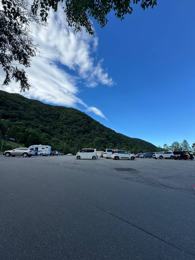 山頂からの眺めは360度絶景で山や湖沼の景色が広がる『日光白根山』