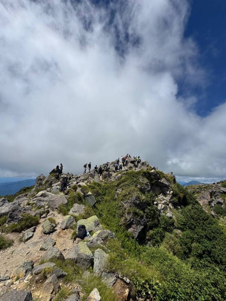 山頂からの眺めは360度絶景で山や湖沼の景色が広がる『日光白根山』