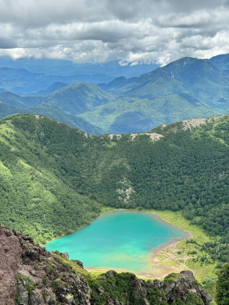 山頂からの眺めは360度絶景で山や湖沼の景色が広がる『日光白根山』