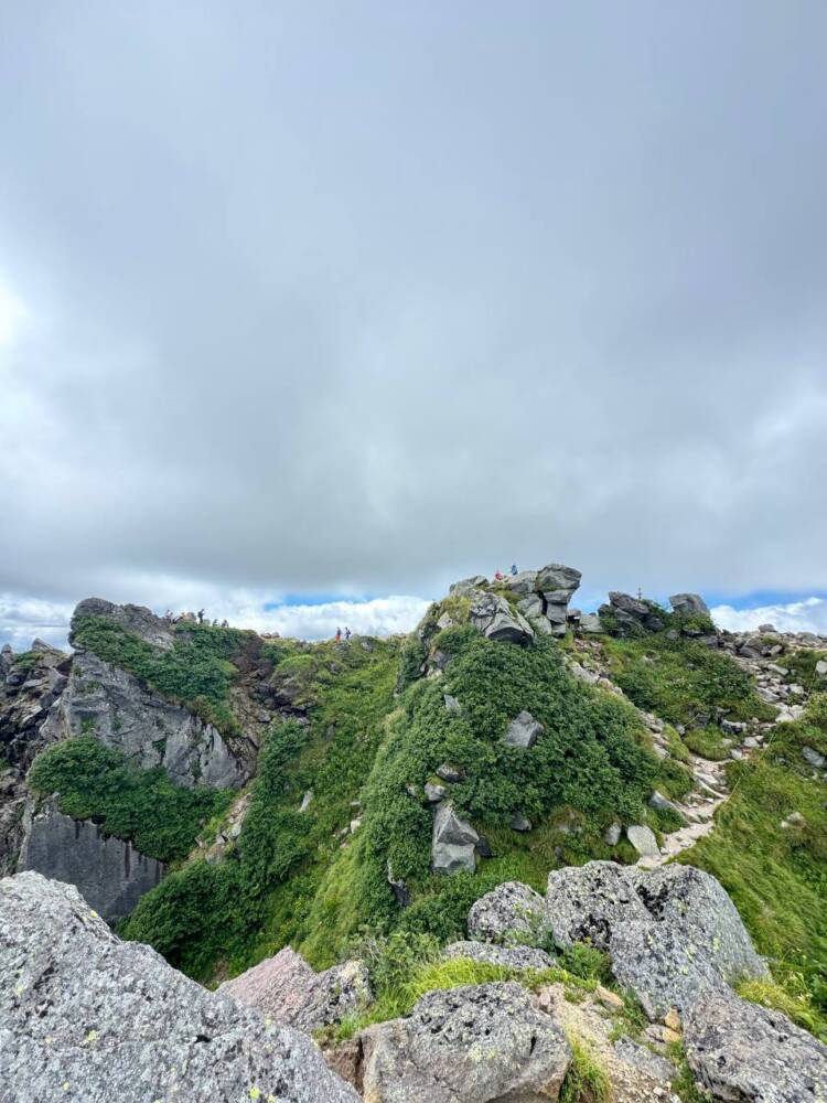 山頂からの眺めは360度絶景で山や湖沼の景色が広がる『日光白根山』