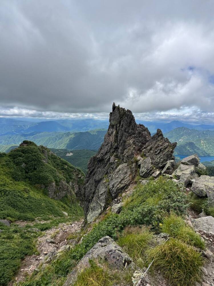 山頂からの眺めは360度絶景で山や湖沼の景色が広がる『日光白根山』