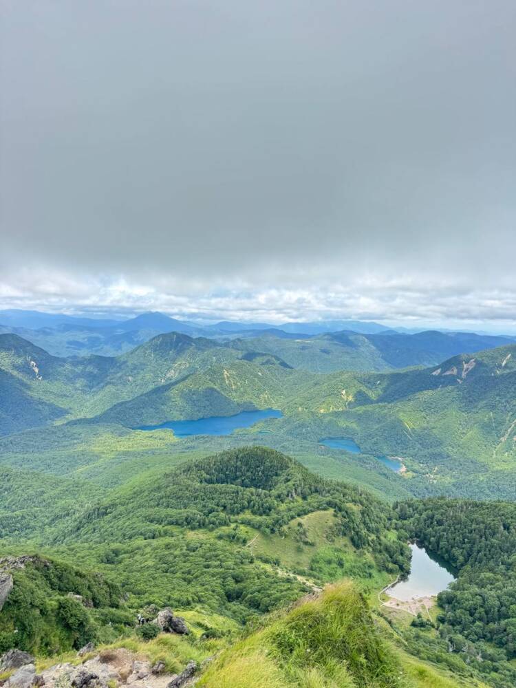 山頂からの眺めは360度絶景で山や湖沼の景色が広がる『日光白根山』