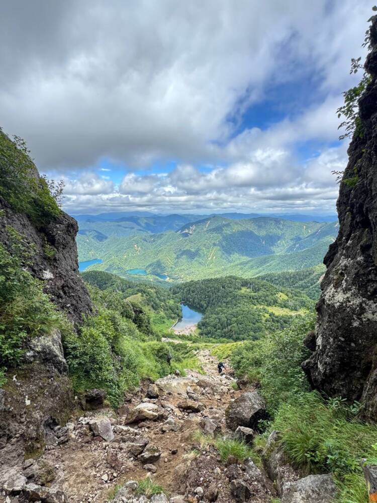 山頂からの眺めは360度絶景で山や湖沼の景色が広がる『日光白根山』