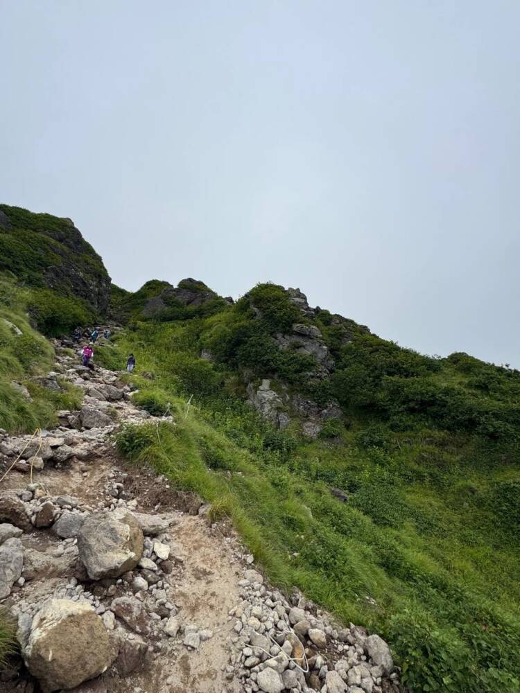 山頂からの眺めは360度絶景で山や湖沼の景色が広がる『日光白根山』