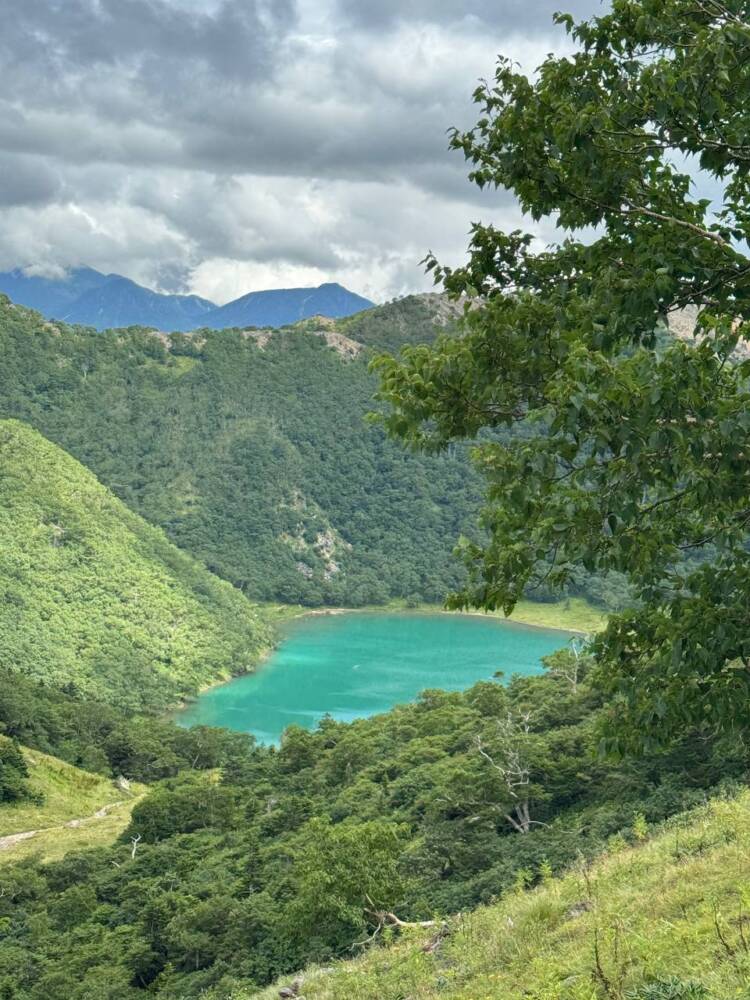 山頂からの眺めは360度絶景で山や湖沼の景色が広がる『日光白根山』