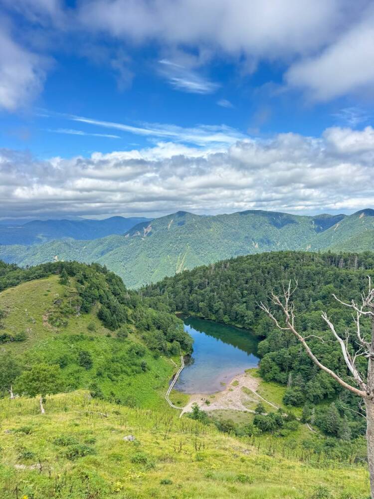 山頂からの眺めは360度絶景で山や湖沼の景色が広がる『日光白根山』