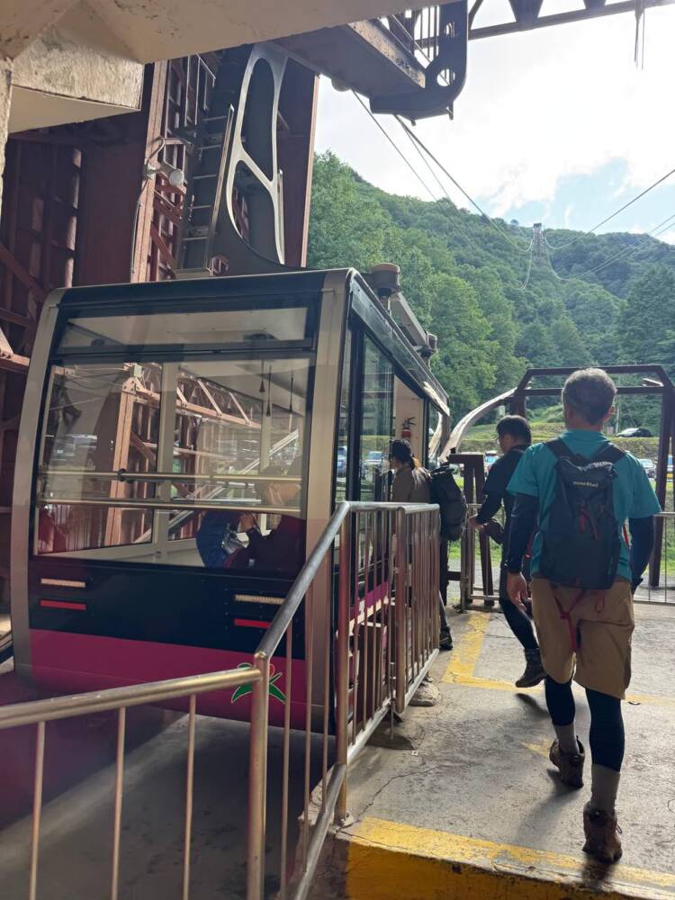 ロープウェイ、リフトを利用して吾妻山連峰の最高峰『西吾妻山』