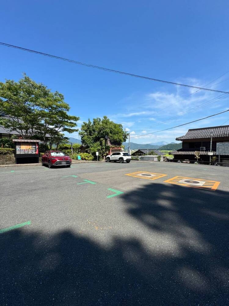 標高412mでも眺めは絶景で、琵琶湖と余呉湖を眺める『賤ヶ岳』