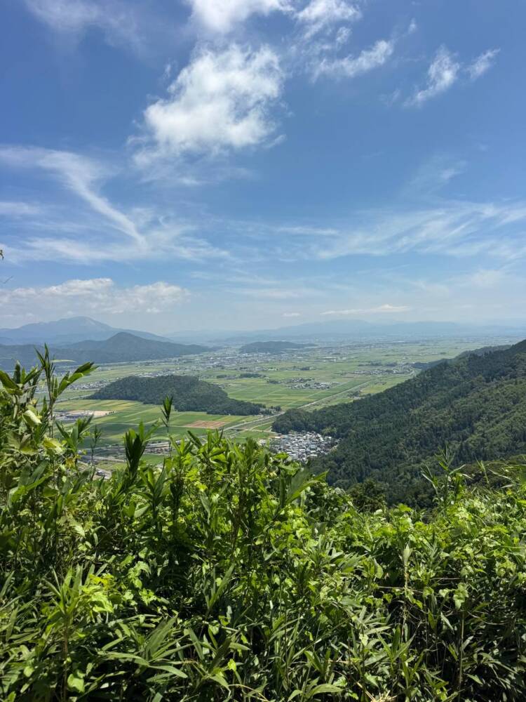 標高412mでも眺めは絶景で、琵琶湖と余呉湖を眺める『賤ヶ岳』
