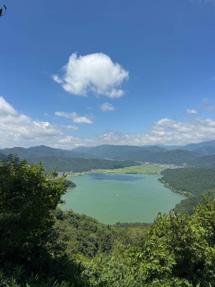 標高412mでも眺めは絶景で、琵琶湖と余呉湖を眺める『賤ヶ岳』