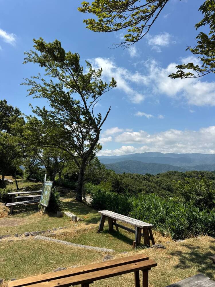 標高412mでも眺めは絶景で、琵琶湖と余呉湖を眺める『賤ヶ岳』