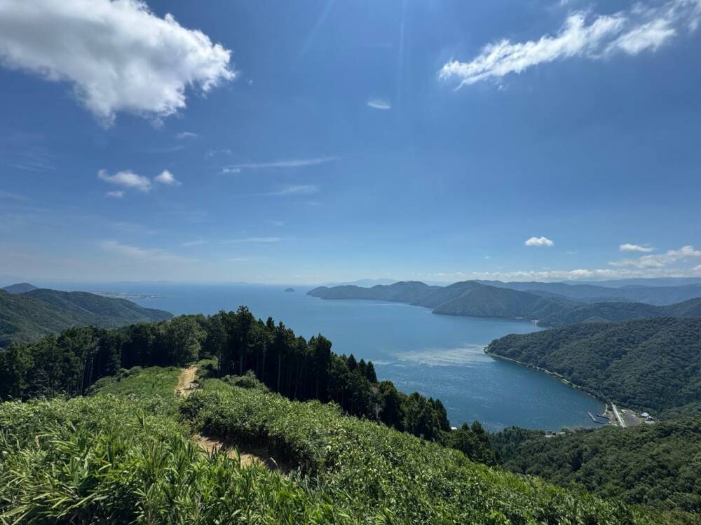 標高412mでも眺めは絶景で、琵琶湖と余呉湖を眺める『賤ヶ岳』