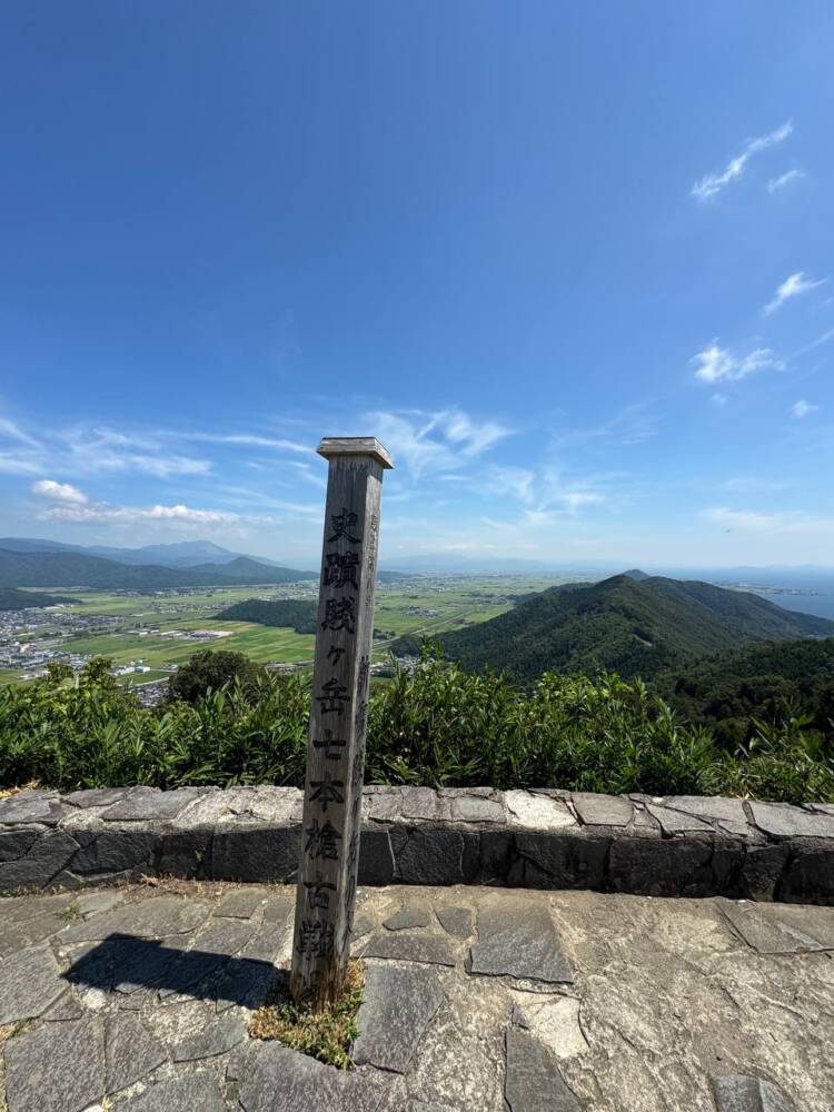 標高412mでも眺めは絶景で、琵琶湖と余呉湖を眺める『賤ヶ岳』