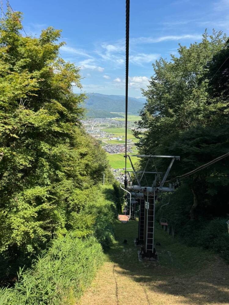 標高412mでも眺めは絶景で、琵琶湖と余呉湖を眺める『賤ヶ岳』