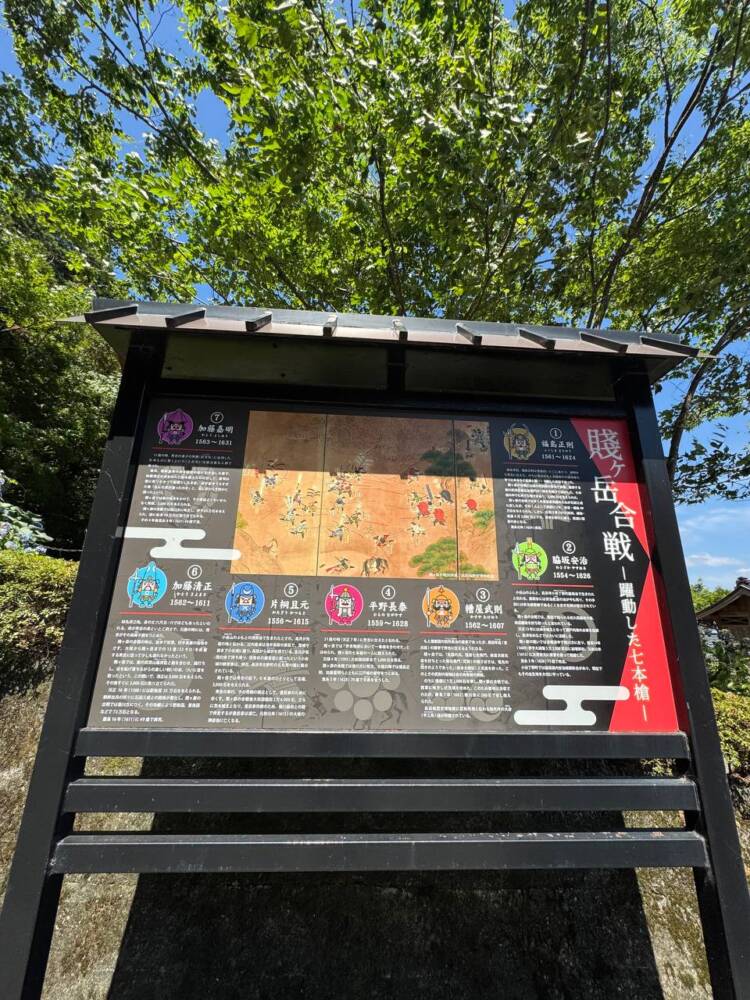 標高412mでも眺めは絶景で、琵琶湖と余呉湖を眺める『賤ヶ岳』