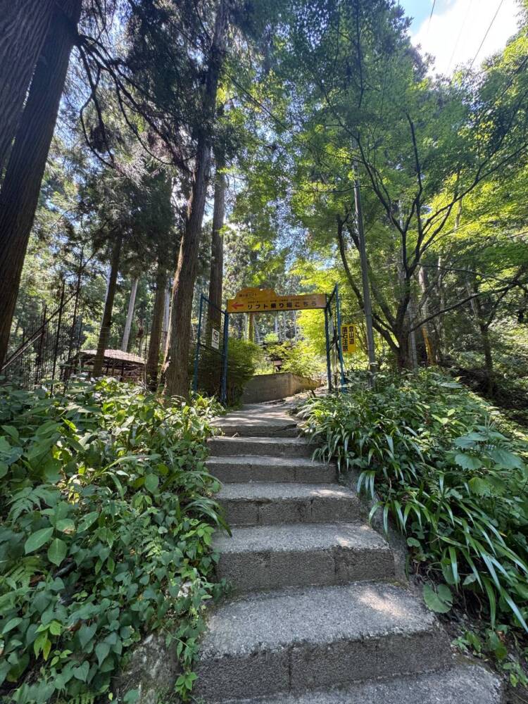 標高412mでも眺めは絶景で、琵琶湖と余呉湖を眺める『賤ヶ岳』