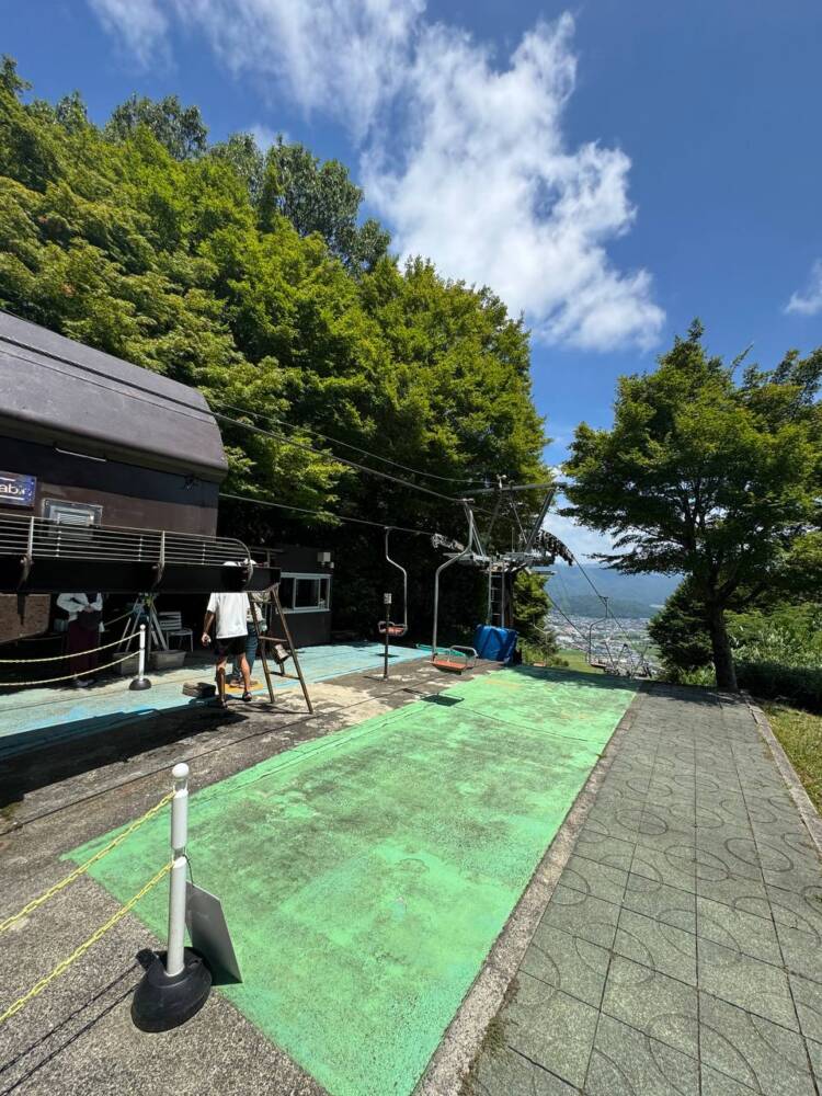 標高412mでも眺めは絶景で、琵琶湖と余呉湖を眺める『賤ヶ岳』