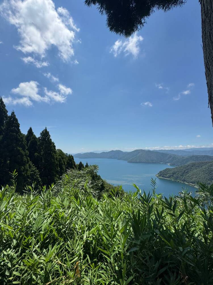 標高412mでも眺めは絶景で、琵琶湖と余呉湖を眺める『賤ヶ岳』