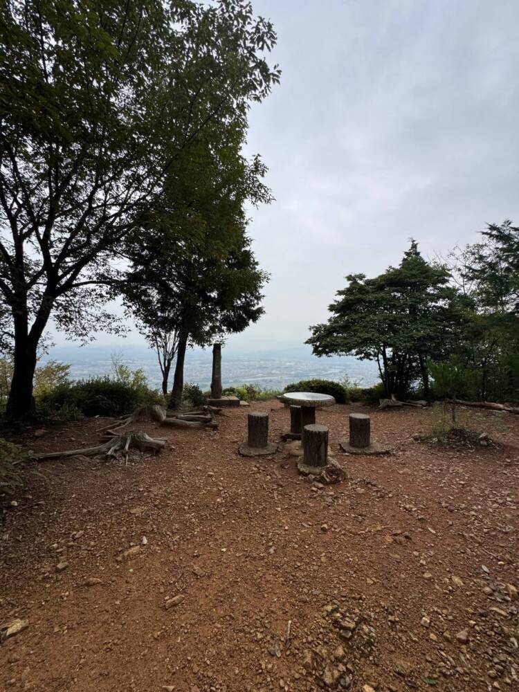 沢山の登山道、山頂からはアルプスの山も見れる地元に愛された山『鳩吹山』
