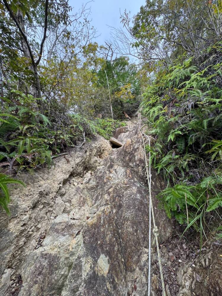 お手軽に60mの岸壁に立てるスリリングな登山 『百丈岩』がスゴイ