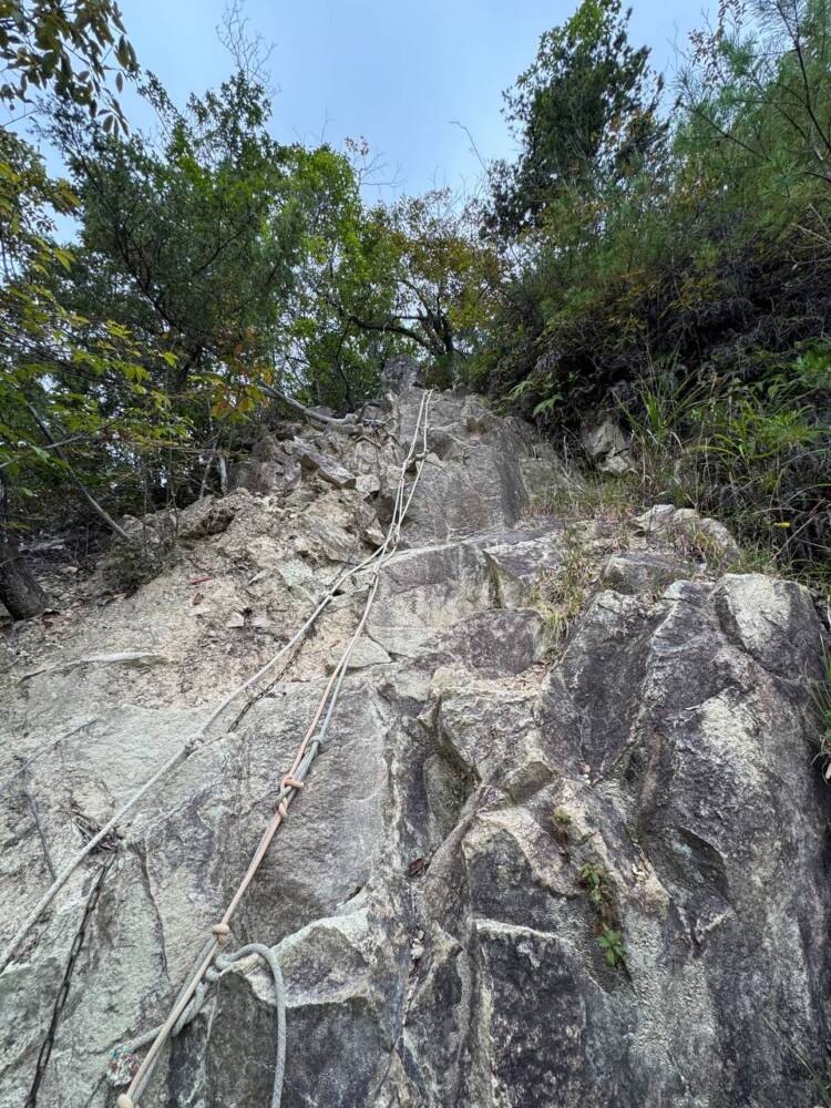 お手軽に60mの岸壁に立てるスリリングな登山 『百丈岩』がスゴイ