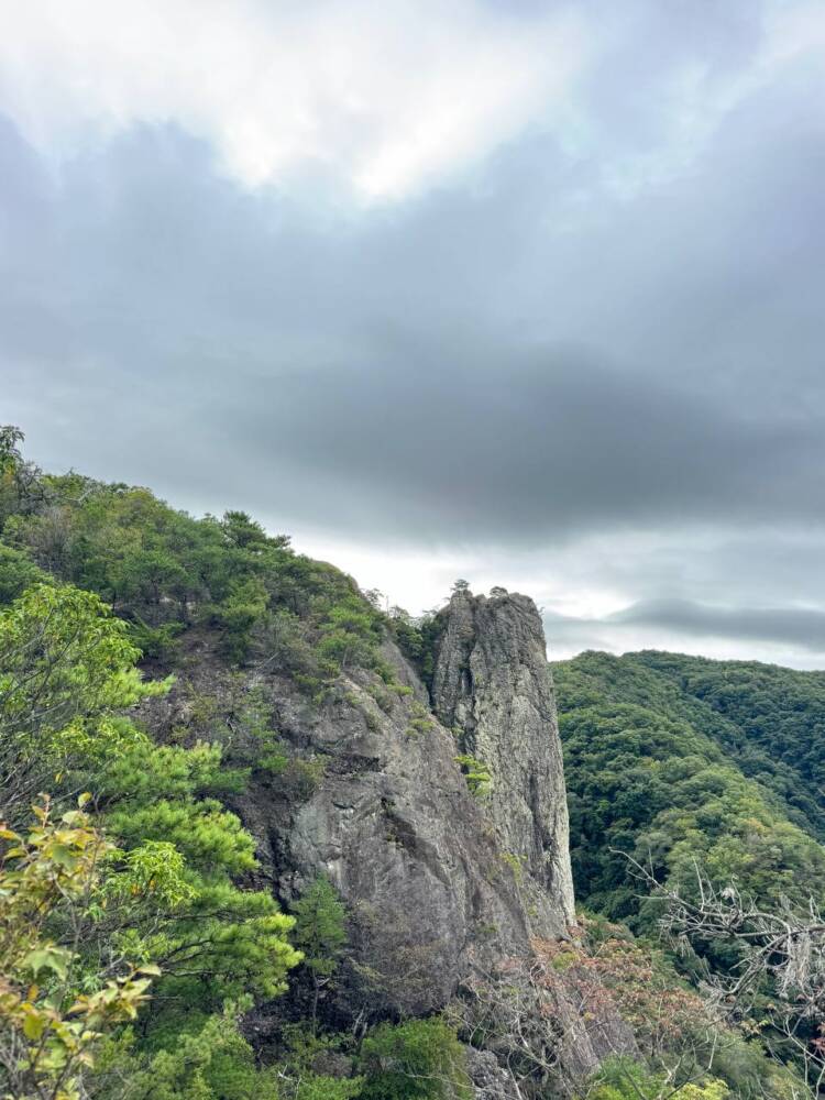 お手軽に60mの岸壁に立てるスリリングな登山 『百丈岩』がスゴイ