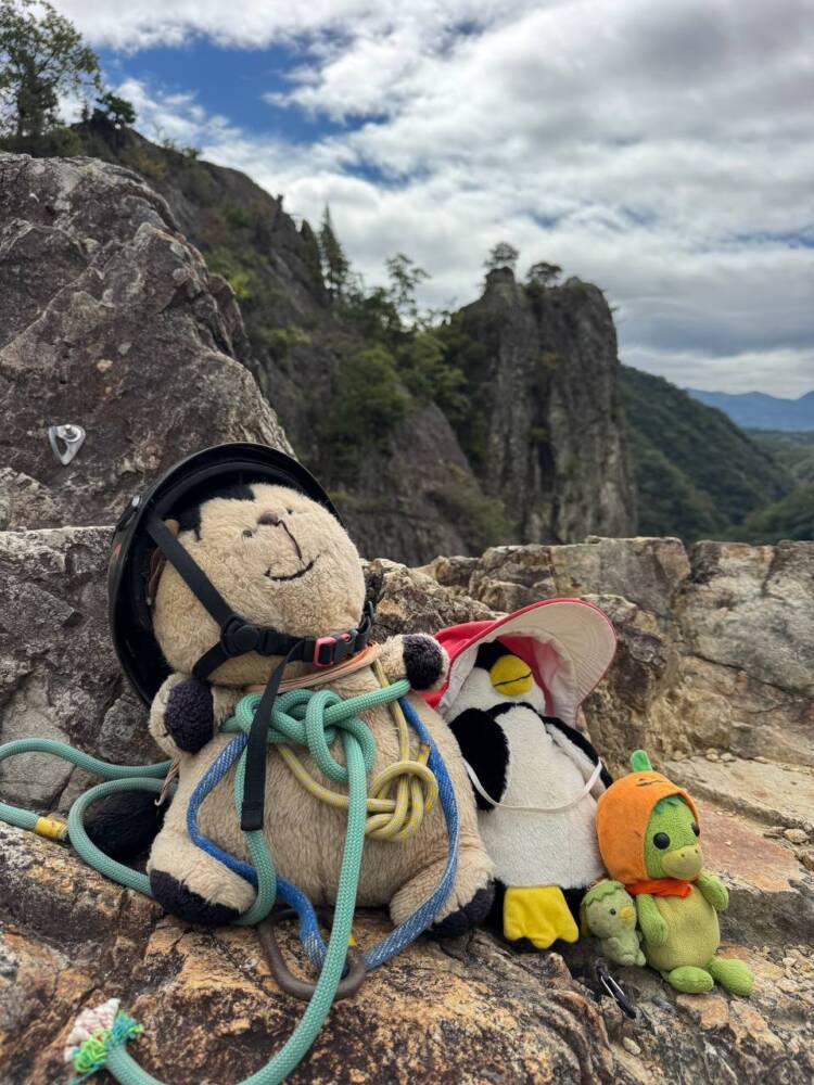 お手軽に60mの岸壁に立てるスリリングな登山 『百丈岩』がスゴイ