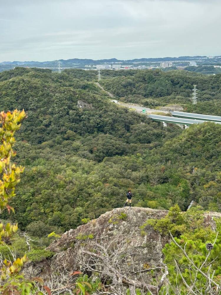 お手軽に60mの岸壁に立てるスリリングな登山 『百丈岩』がスゴイ