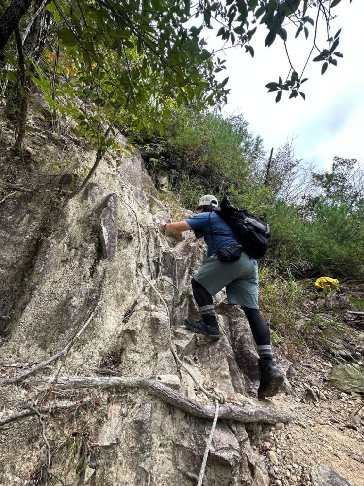お手軽に60mの岸壁に立てるスリリングな登山 『百丈岩』がスゴイ