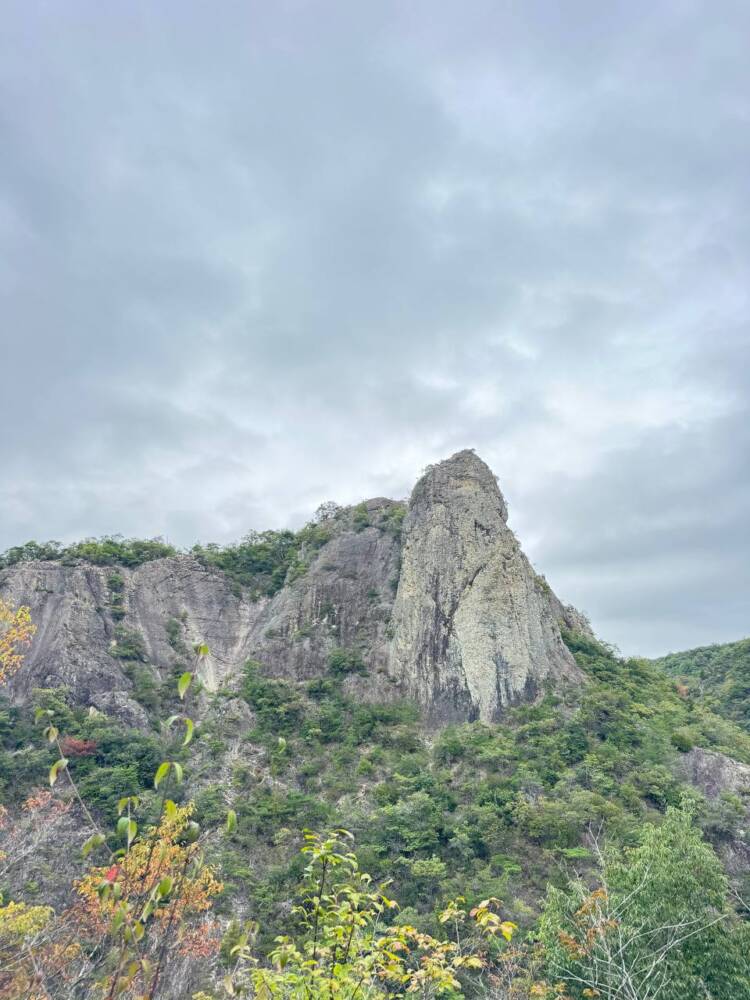 お手軽に60mの岸壁に立てるスリリングな登山 『百丈岩』がスゴイ