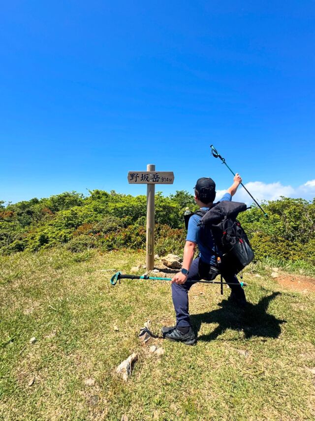 関西百名山なのに福井県😳野坂山に登ってきました！福井県敦賀市にある野坂山は標高914m！気持ち良い勾配の傾斜をひたすら登ります。地元に愛されてるのが分かるほど整備された登山道はとても登りやすくて気持ち良かったです。山頂からは琵琶湖や日本海、氷ノ山や横山岳など360度のパノラマビュービュー景色🙌今日は暑かったですが、海からの風が涼しくて気持ち良かったです。#登山 #山登り #野坂山 #関西百名山