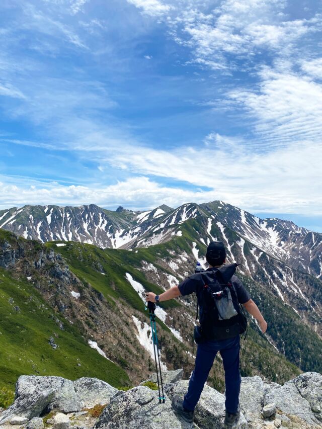 木曽駒の北側、将棋頭山😃登ってきました🙌岐阜県のやま友さんにお誘い頂いて中央アルプスへ。中央アルプスと言えば木曽駒が定番ですが、今回はその北側にある将棋頭山へ！伊那の登山口からロープウェイも使わずに自力で稜線まで登っていきました💦登った先には御嶽山や北アルプス、南アルプスや富士山まで見えるという贅沢な景色😊丸一日歩きっぱなしでしたが、貴重な体験！久々に1500mアップと疲れましたが、雷鳥も見れたりと最高な一日でした🙌#将棋頭山 #中央アルプス #登山 #山登り