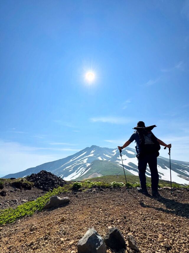 東北の名峰、鳥海山😃あの世かこの世か異世界😃長野から山形までやってきて今日は日本百名山！鳥海山に登ってきました😃序盤はなだらかな登りも後半からは火山の様相🌋長い雪渓歩きに疲れ果ててからの岩登り💦新山までは険しい道のりでした。帰りは外輪山。火山でできた異様な地形を縦走して帰ってきました。日本かな？と信じられないほどの光景。大変な山行でしたが景色に癒されました😃#鳥海山 #登山 #山登り #日本百名山
