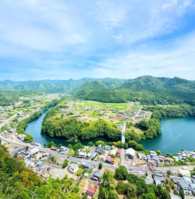 岐阜県のグランドキャニオン😃お手軽に見れますよー🙌岐阜県美濃郡川辺町にある遠見山は別名「岐阜県のグランドキャニオン」とも呼ばれ標高は272m。むき出しになった岩肌の見晴らし岩からは飛騨川の美しい曲線の景色を楽しむ事ができます。そんな遠見山へのアクセス、登山情報はプロフィールのリンク先から見れます😃#登山 #山登り #遠見山 #岐阜県 #グランドキャニオン #登山記me #yamap55
